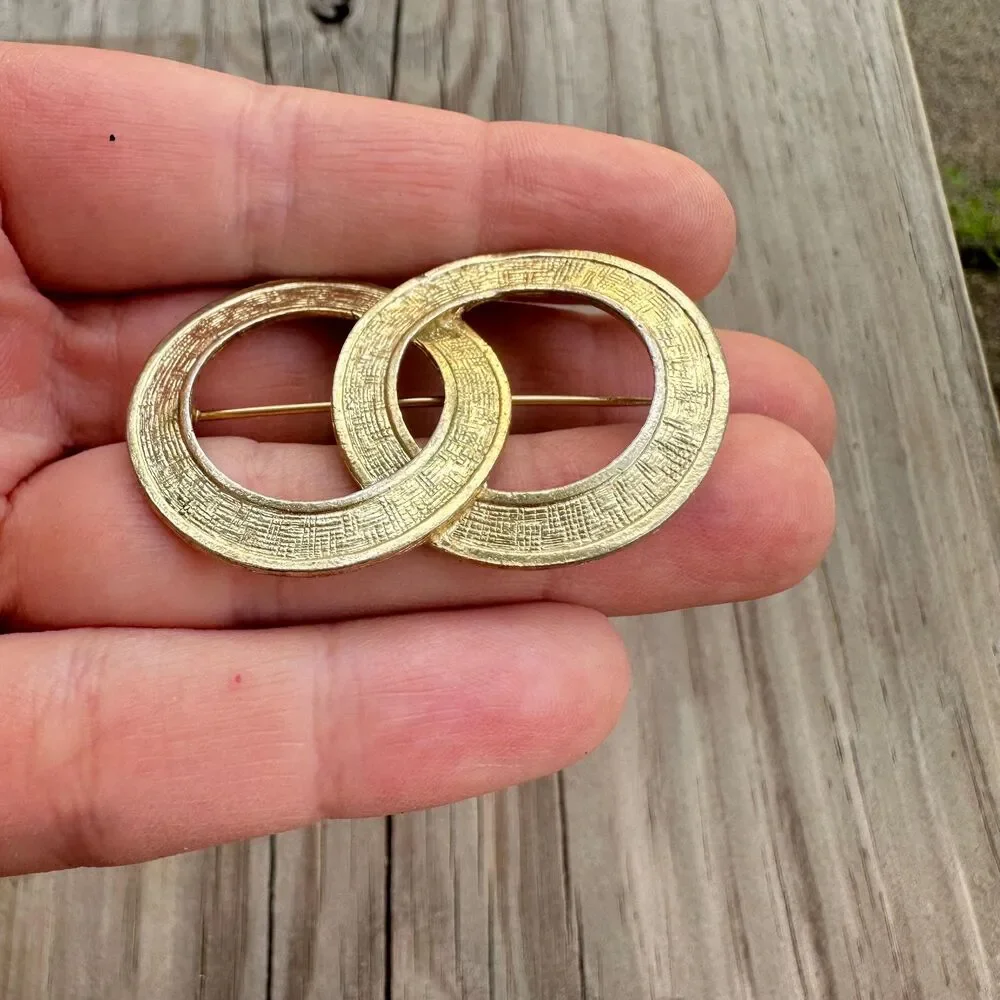 Vintage Jewelry Gold Tone Interlocking Circle Brooch Chunky Gold Pin